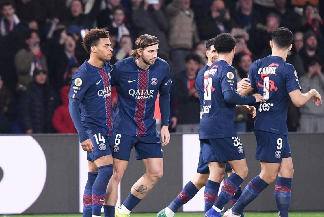 巴黎3-0大胜梅斯，榜首易主，强势登顶法甲榜首，朗斯被逆转跌至第二